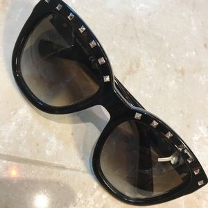 Valentino V660S Rockstud sunglasses